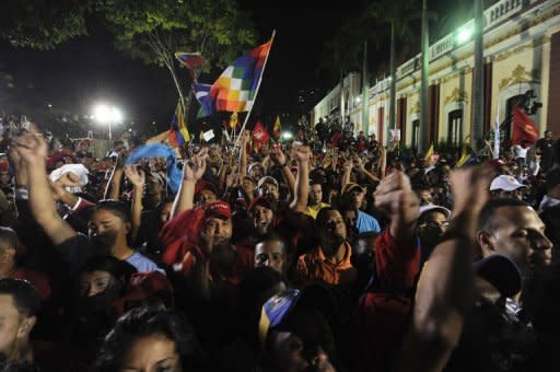 Photo Par Juan Barreto - Dans les rues de Caracas, au milieu de concerts de pétards, les fidèles du "chavisme" fêtaient déjà la victoire. Près d'un kiosque rouge diffusant la propagande officielle, Elizabeth Martinez, une ouvrière de 48 ans, jubilait. "Je suis en train de fêter la victoire de Maduro et l'amour que je porte à Chavez, un président auquel je serai toujours fidèle", a lancé l'AFP cette femme affublée d'une moustache postiche, le signe de ralliement des "Maduristes"