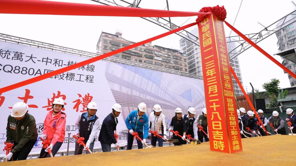 捷運萬大線橫跨台北市與新北市，第二期土城段今(28)日動工， 通車後由土城站至中正紀念堂站只需約20分鐘。   圖：台北市政府捷運工程局／提供