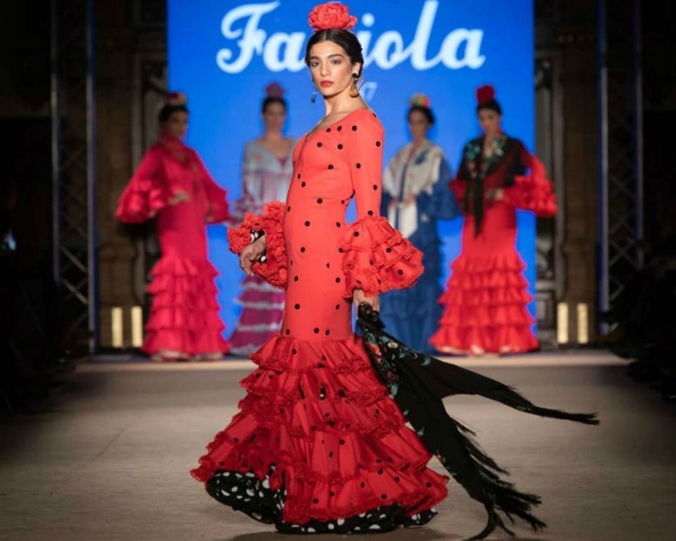 <p>Alma Cortés, la hija de Chiquetete, ha reaparecido un mes después de la muerte del artista el pasado 16 de diciembre para desfilar en el marco de la pasarela de moda We Love Flamenco de Sevilla. (Foto: Instagram / <a rel="nofollow noopener" href="http://www.instagram.com/pasarela_weloveflamenco/?hl=es" target="_blank" data-ylk="slk:@pasarela_weloveflamenco;elm:context_link;itc:0;sec:content-canvas" class="link ">@pasarela_weloveflamenco</a> / <a rel="nofollow noopener" href="http://www.instagram.com/anibalfotografo/" target="_blank" data-ylk="slk:@anibalfotografo;elm:context_link;itc:0;sec:content-canvas" class="link ">@anibalfotografo</a>). </p>