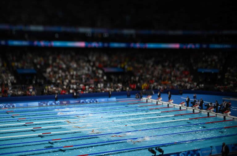 Una fotografía tomada con una lente de inclinación y desplazamiento muestra a los nadadores mientras compiten en la final de los 200 m estilo libre 