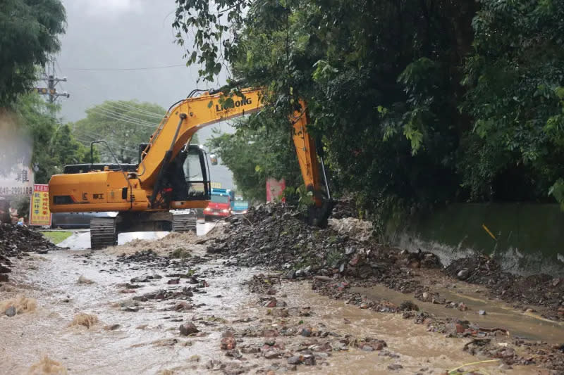 ▲主要道路打通後，機具才能進入部落協助重建。（圖／南投縣政府提供，2023.08.07）