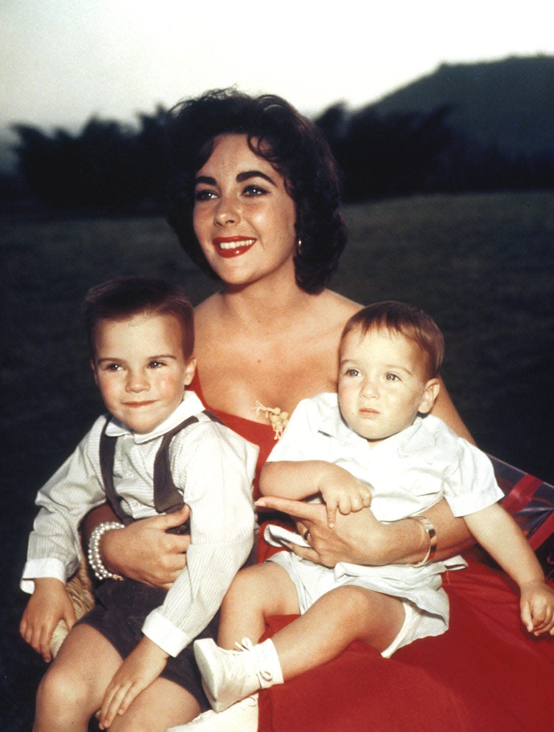 elizabeth taylor with her children michael wilding and christopher wilding 1956