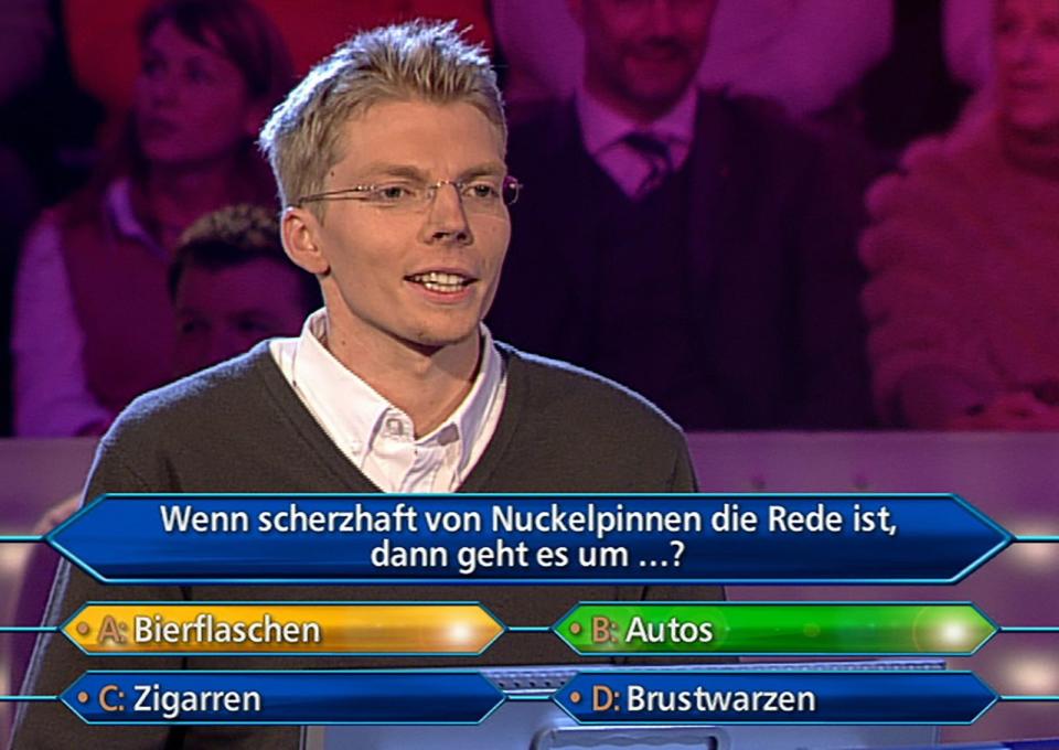 <p>Es gab schon einfachere 300-Euro-Fragen als diese: "Wenn scherzhaft von Nuckelpinnen die Rede ist, dann geht es um ...?" A: Bierflaschen, B: Autos, C: Zigarren, D: Brustwarzen. Heiner Keilholz entschied sich für Antwort A - und schied mit 0 Euro aus. Richtig wäre B gewesen. Es handelt sich um schwach motorisierte Gefährte. (Bild: MG RTL D)</p> 