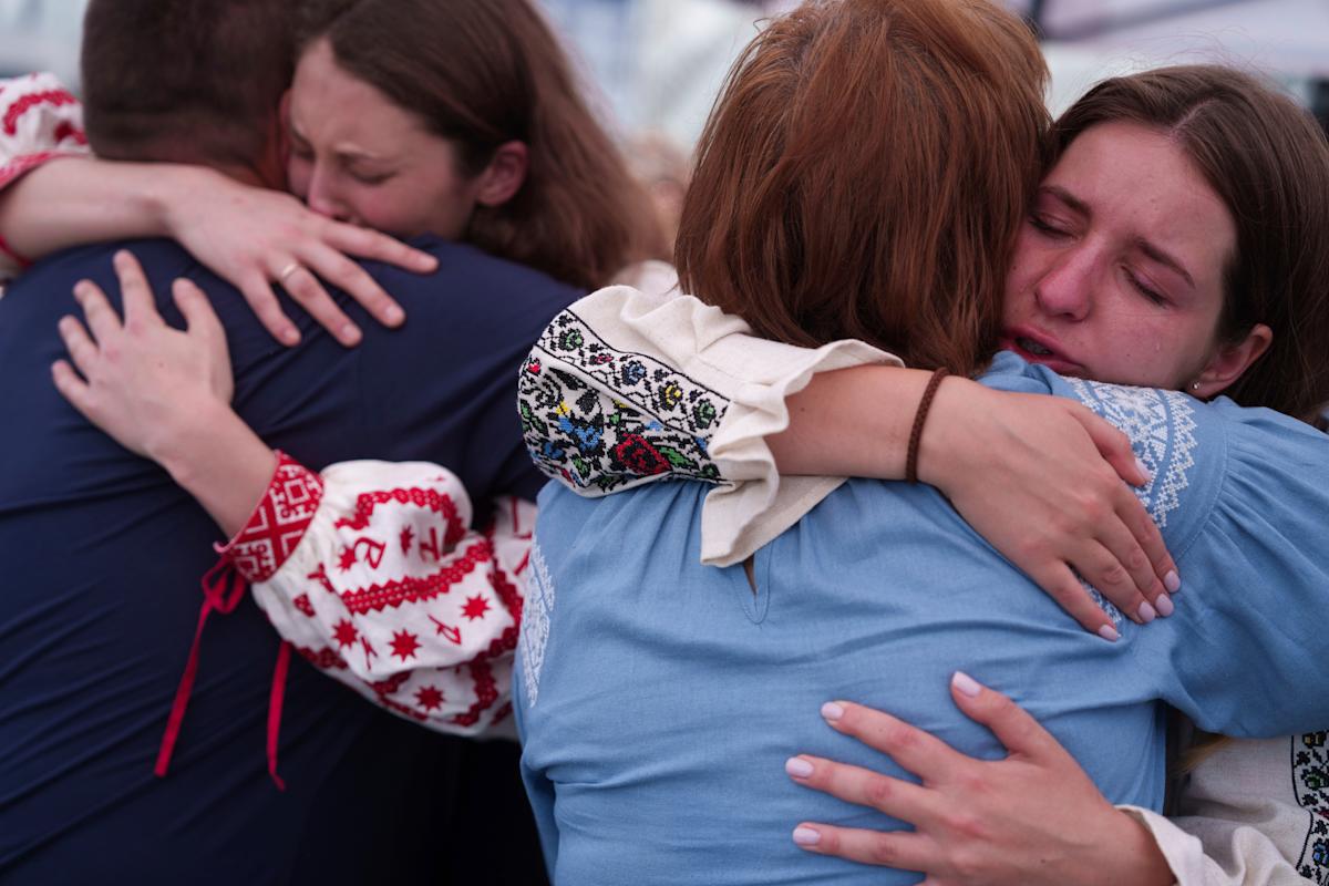 Hampir 1.000 orang menghormati seorang jurnalis muda Ukraina dan relawan medis tempur yang tewas dalam tugas.