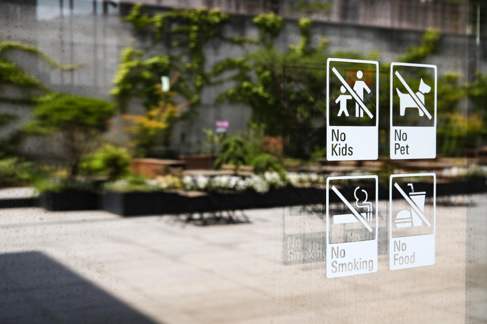 Un letrero que prohíbe el ingreso a niños en la puerta de una cafetería en Seúl, Corea del Sur, el 16 de mayo de 2023. (Woohae Cho/The New York Times).