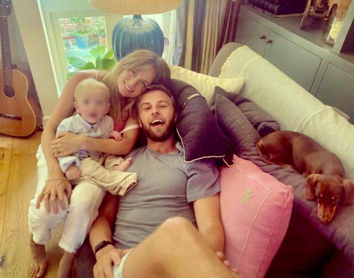 Cressida Bonas junto a su marido, su ahijado y su mascota