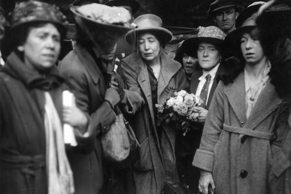 Women in the East End (Topical Press Agency/Getty Images)