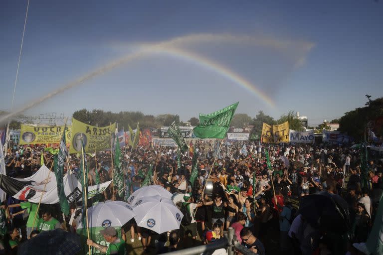 Los militantes son rociados con agua a raíz de la elevada temperatura reinante