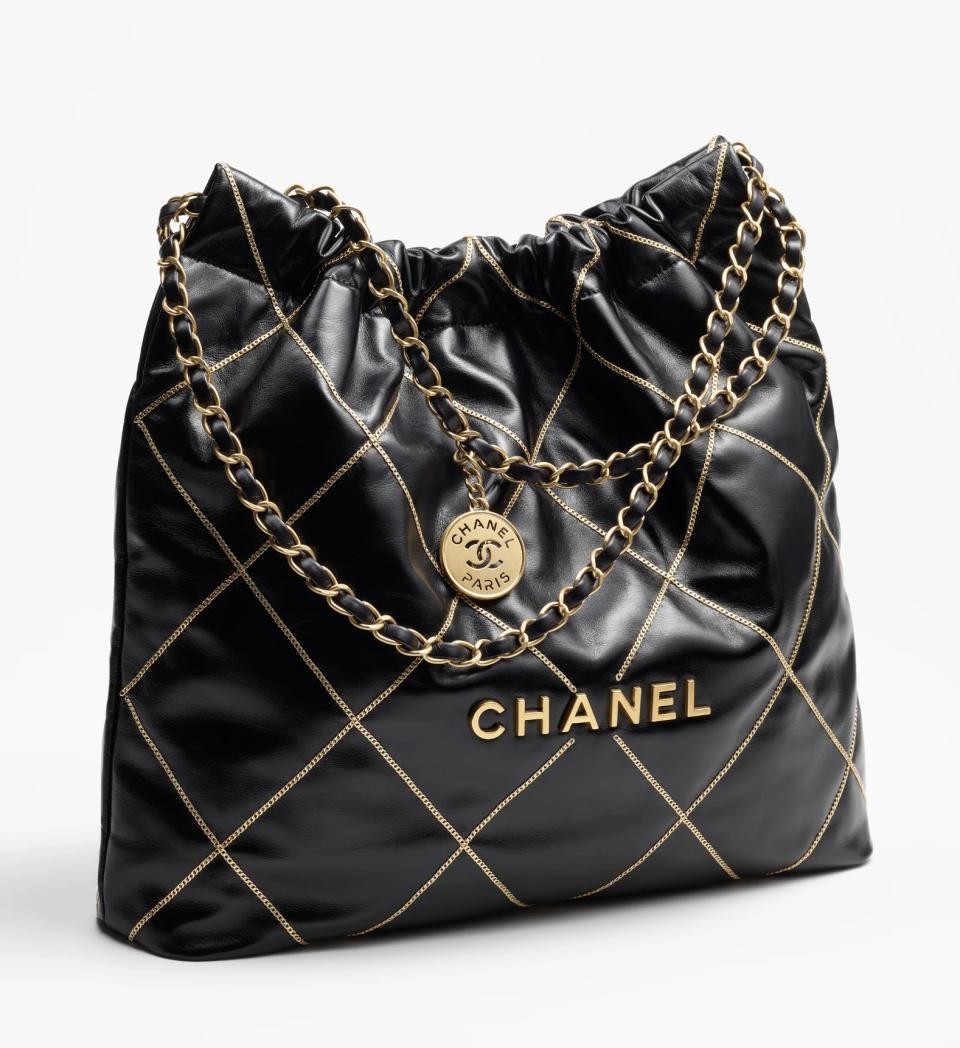 CHANEL手袋｜秋冬黑金新袋Top8！CHANEL 22價位再上高峰突破7萬、Jennie率先加持Hobo Bag