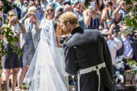 <p>Der Moment, auf den alle gewartet haben: Das frischvermählte Paar gibt sich vor der Kapelle ihren ersten Kuss als Mann und Frau. (Bild: Danny Lawson/PA Wire) </p>