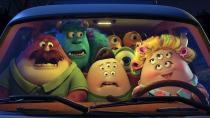 <p>Toda a premissa por trás do longa ‘Universidade Monstros’ da Disney-Pixar é baseada em um erro. O filme conta a história de como Mike e Sulley se conheceram na faculdade quando eram monstros adolescentes, deixando de ser rivais para se tornarem melhores amigos. No entanto, no antecessor ‘Monstros S.A.’ Mike diz a Sulley: “Você tem inveja do meu visual desde a quarta série, parceiro!” O diretor Dan Scanlon explicou a situação: “Nós brincamos que esta é apenas uma expressão comum do vocabulário dos monstros. ‘Você tem inveja do meu visual desde a quarta série!’. É isso que os monstros sempre dizem uns aos outros.” Não faz muito sentido na nossa opinião.</p>