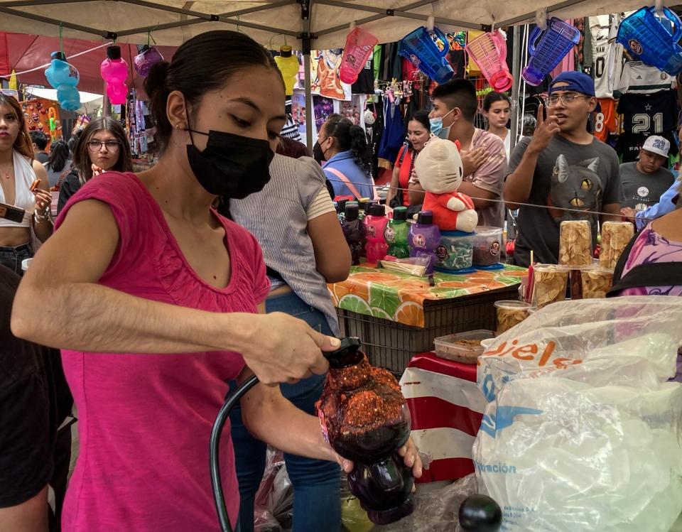 Preparación de una 'licuachela'  en el barrio de Tepito. (Cuartoscuro)