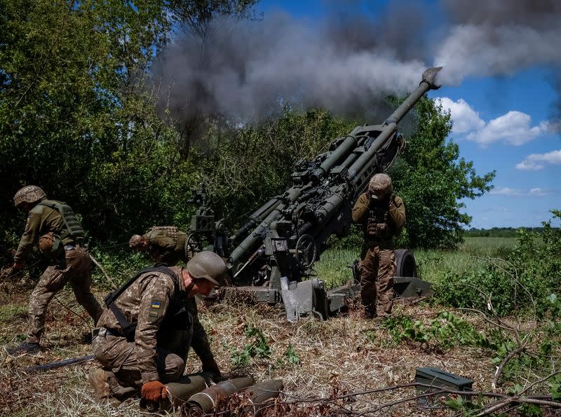 Miembros del servicio ucraniano disparan un proyectil de un obús M777 cerca de una línea del frente, mientras continúa el ataque de Rusia a Ucrania, en la región de Donetsk, Ucrania