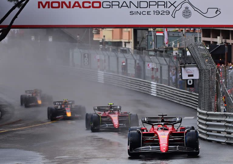 Charles Leclerc y Carlos Sainz Jr., en el comienzo de la carrera, cuando Ferrari dominaba con sus dos autos; los fallos de la Scuderia dilapidaron la oportunidad de victoria en el Gran Premio de Mónaco