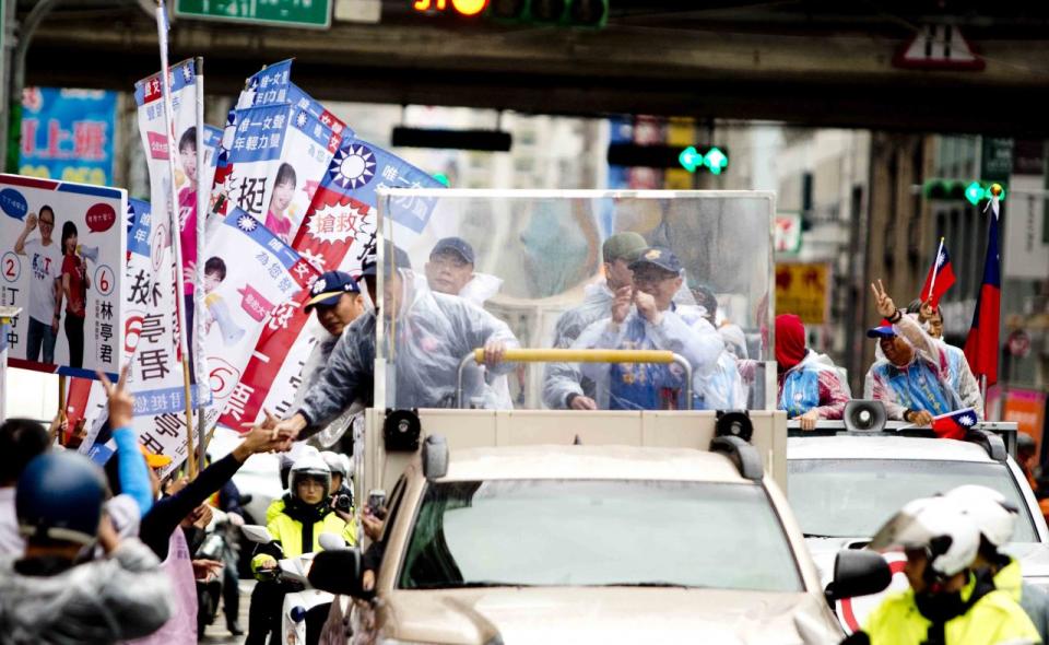 前總統馬英九與丁守中登上防彈吉普車，在台北市掃街拜票。(丁守中競選團隊提供)