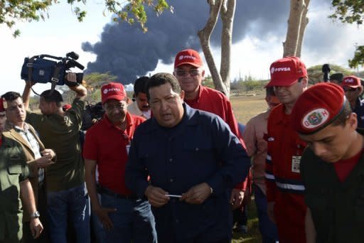 El presidente de Venezuela, Hugo Chávez, llegó este domingo en la tarde a la refinería de Amuay, donde el sábado en la madrugada una explosión causó la muerte de 41 personas, para "palpar" la situación sobre el terreno, donde dijo que todavía hay militares desaparecidos. (AFP | leo ramirez)