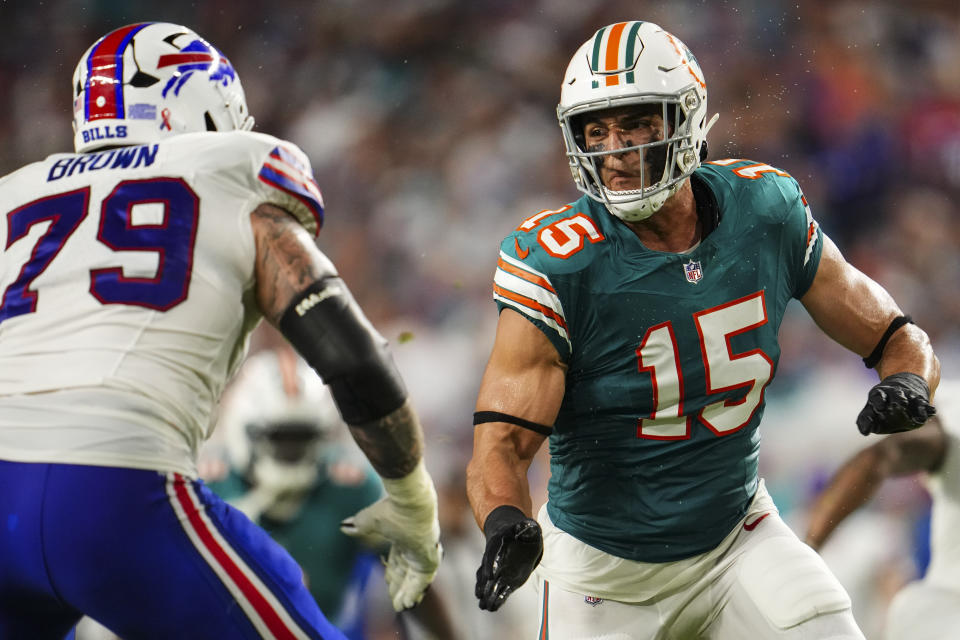 MIAMI GARDENS, FL - 12 DE SEPTIEMBRE: Jaelan Phillips # 15 de los Miami Dolphins corre al pasador durante un partido de fútbol americano de la NFL contra los Buffalo Bills en el Hard Rock Stadium el 12 de septiembre de 2024 en Miami Gardens, Florida. (Foto de Cooper Neill/Getty Images)