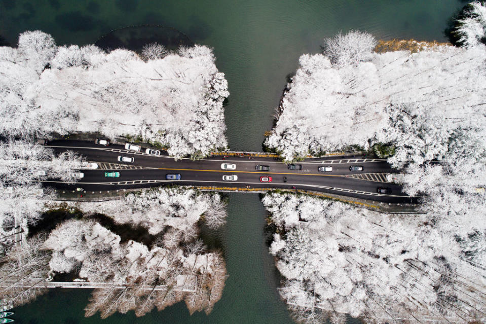 <p>Aerial view of the Yang Gong Causeway on West Lake after a heavy snowfall in Hangzhou, Zhejiang Province of China. (VCG/VCG via Getty Images) </p>