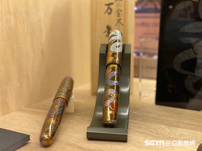 專業藏家賴雅靜展出逾300種珍稀收藏。（圖／記者馮珮汶攝）