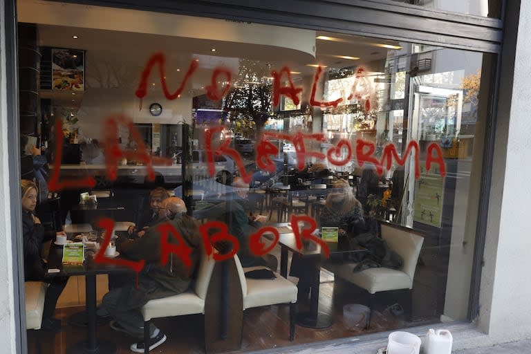 En Mar del Plata, locales gastronómicos amanecieron con pintadas con la leyenda “No a la reforma laboral” 