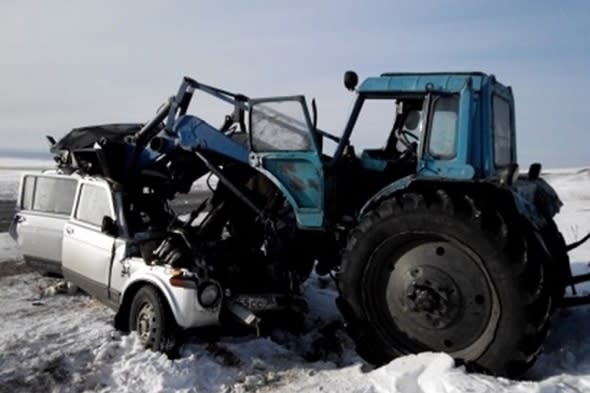 drunk-tractor-driver-decapitates-three-crash-car-russia
