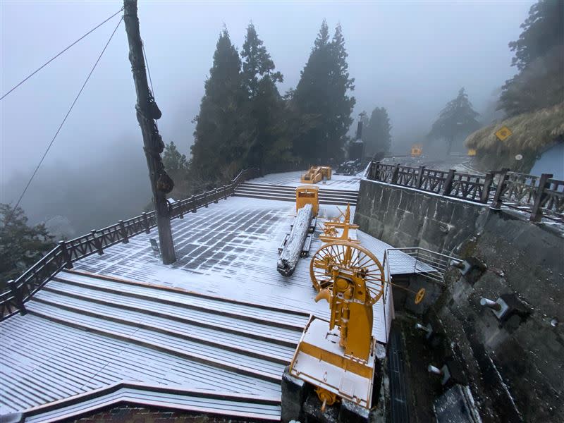 太平山國家森林遊樂區會視道路實際結冰及積雪情形，機動進行分段管制。（圖／翻攝畫面）