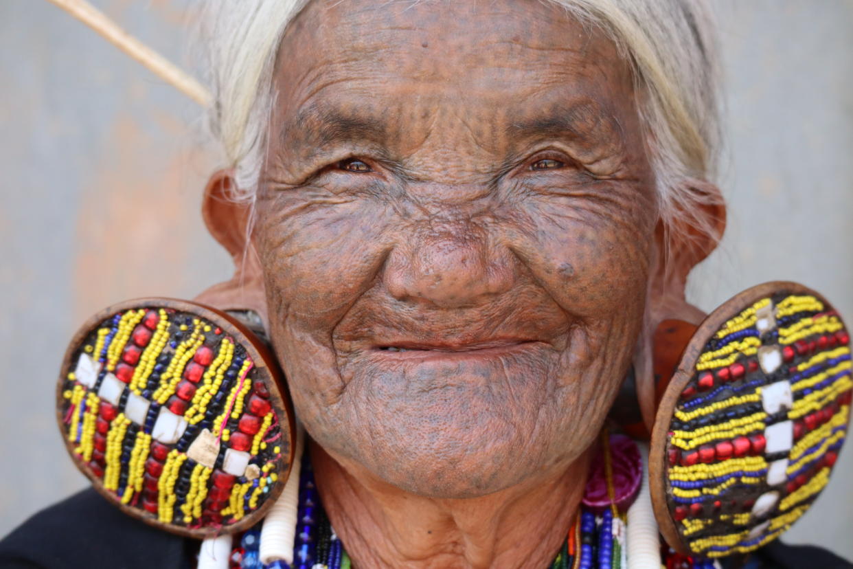 Yaw Shen, una de las pocas mujeres con la cara tatuada que todavía viven en Myanmar, antigua Birmania. Foto: Julia Alegre Barrientos