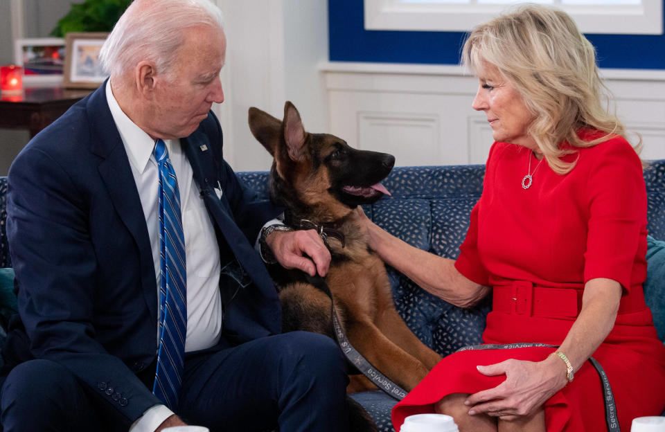 Joe Biden, Jill Biden et leur chien Commander, le 25 décembre 2021. 