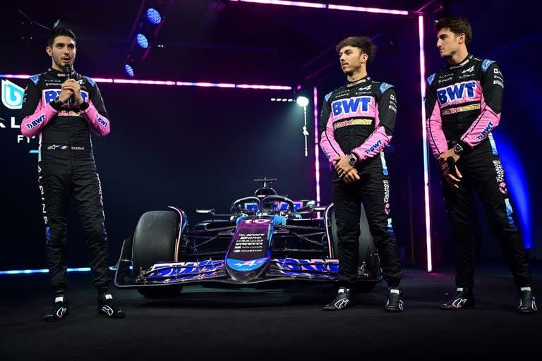 Los franceses Esteban Ocon y Pierre Gasly, pilotos titulares, junto al probador australiano Jack Doohan en la presentación del Alpine A524 en Enstone, Inglaterra, donde la escudería tiene su sede.