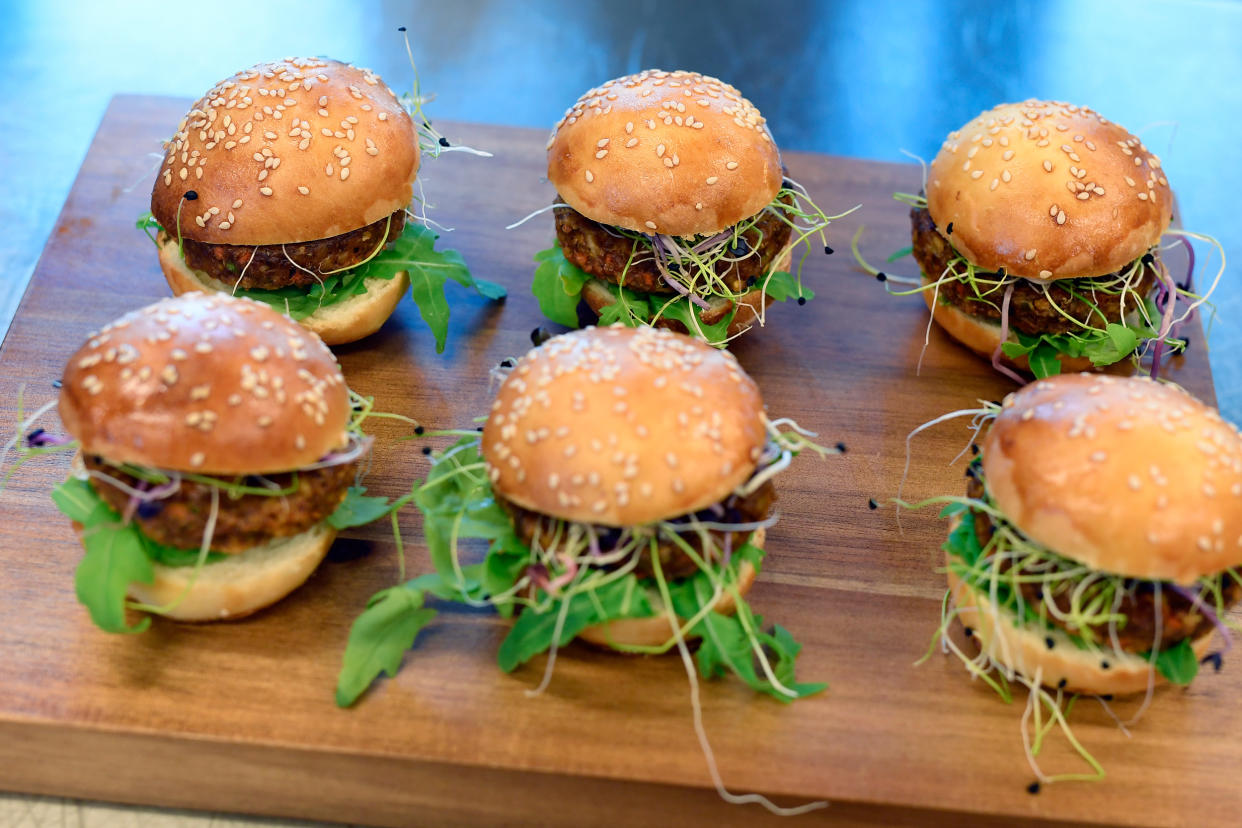 Gut sehen sie ja aus: Diese Burger enthalten neben Gemüse und Reis auch Mehlwürmer. (Bild: dpa)