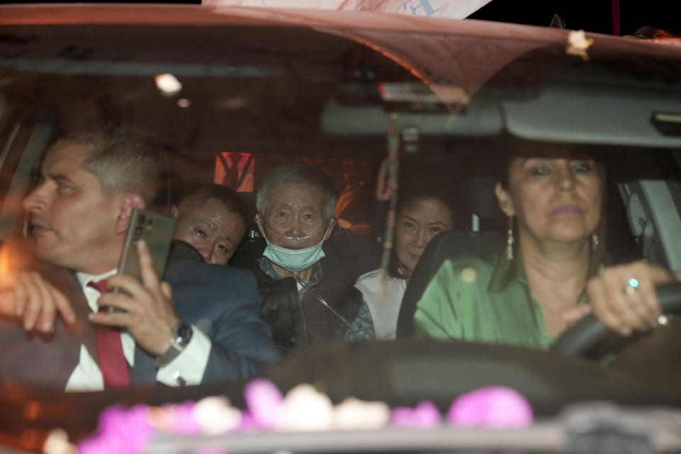 El expresidente de Perú, Alberto Fujimori, de 85 años, en el centro, sale de prisión en un vehículo con sus hijos Keiko, en el centro a la derecha, y and Kenjo, en el centro a la izquierda, tras ser excarcelado en Callao, Perú, el miércoles 6 de diciembre de 2023. El Tribunal Constitucional peruano ordenó el martes su inmediata liberación de la cárcel, donde cumplía 25 años de condena por abusos a los derechos humanos. (AP Foto/Martín Mejía)