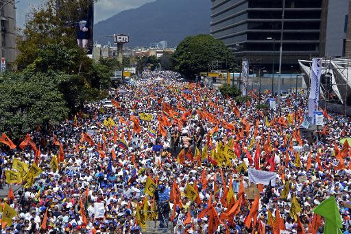 Miles de personas participan de una marcha contra el gobierno de Nicolás Maduro, el 22 de febrero de 2014 en Caracas (AFP | Juan Barreto)