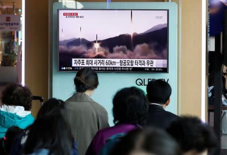 Corea del Norte realizó el sábado un fallido lanzamiento de prueba de un misil balístico desde una región al norte de su capital, Pyongyang, informó el Ejército de Corea del Sur, desafiando a la intensa presión de Estados Unidos y de China. En la imagen, varias personas observan en un televisor en el vestibulo de una estación de tren en Seúl la retransmisión del lanzamiento.REUTERS/Kim Hong-Ji