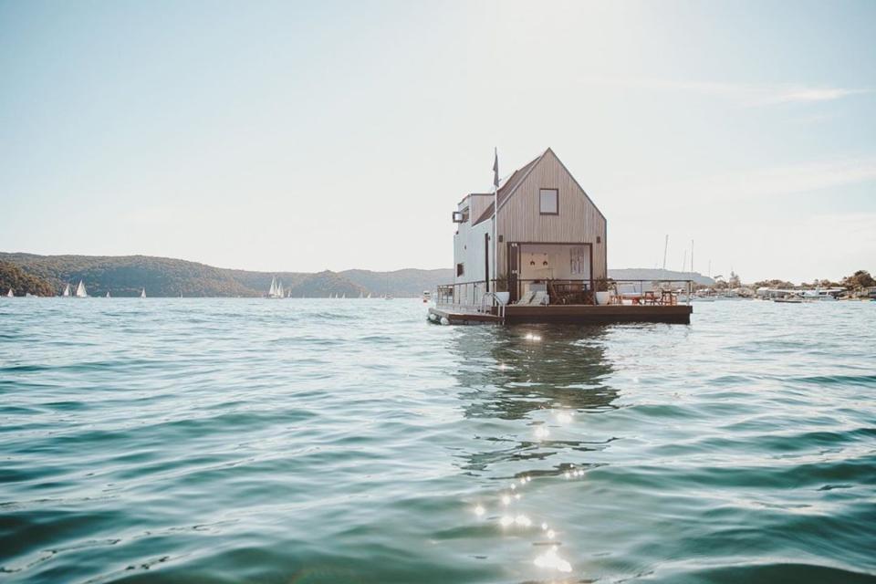 En la imagen, el Lilypad Palm Beach, una villa de lujo flotante situada en mitad del mar en la que aislarse del mundo supone una oportunidad para disfrutar. (Foto: Instagram / <a href="http://www.instagram.com/p/B9gapzDn9l5/" rel="nofollow noopener" target="_blank" data-ylk="slk:@lilypadpalmbeach;elm:context_link;itc:0;sec:content-canvas" class="link ">@lilypadpalmbeach</a>).