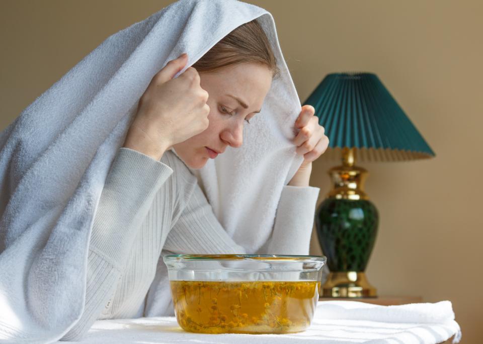 Das Inhalieren von aufgegossener Kamille kann dabei helfen, die lästige Erkältung schneller in den Griff zu bekommen. (Symbolbild: Getty Images)