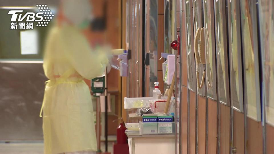 此事件造成大量醫護遭隔離，亞東醫院宣布即日起至5月31日都暫停夜間門診。（圖／TVBS資料畫面）