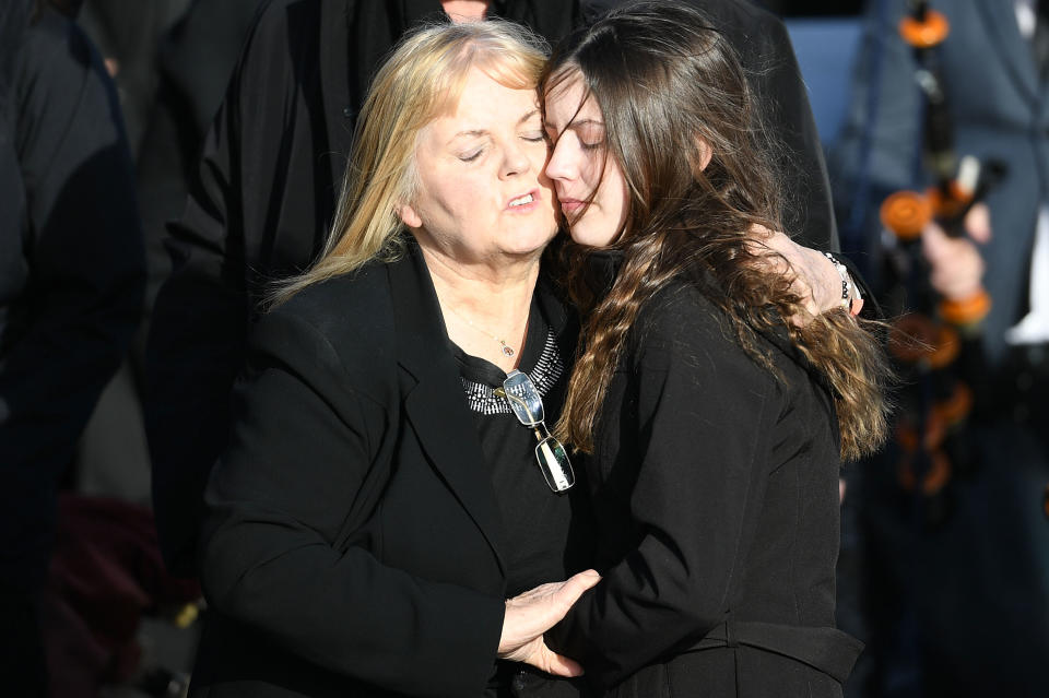 La mamá de la cantante, Eileen, y su nieta Dakota.