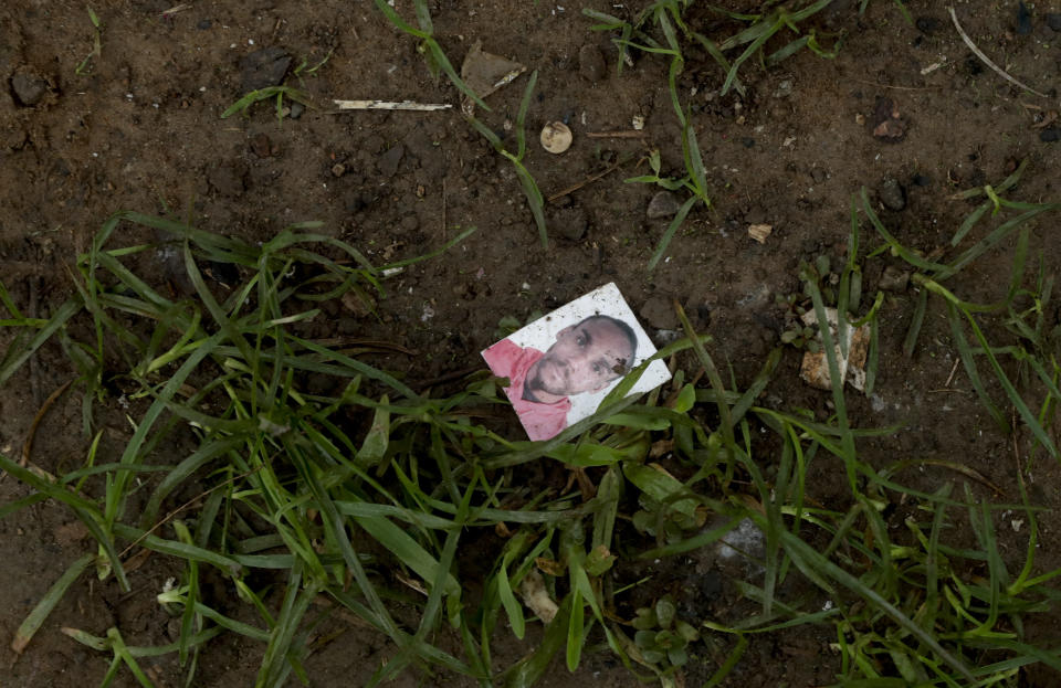 En esta imagen, tomada el 25 de mayo de 2019, la fotografía de un migrante no identificado, tirada en el suelo en Bajo Chiquito, en la provincia de Darién, Panamá. A medida que aumenta el número de migrantes en las fronteras del país, el presidente, Juan Carlos Varela, reconoció las dificultades que enfrentan las autoridades para poner orden. (AP Foto/Arnulfo Franco)