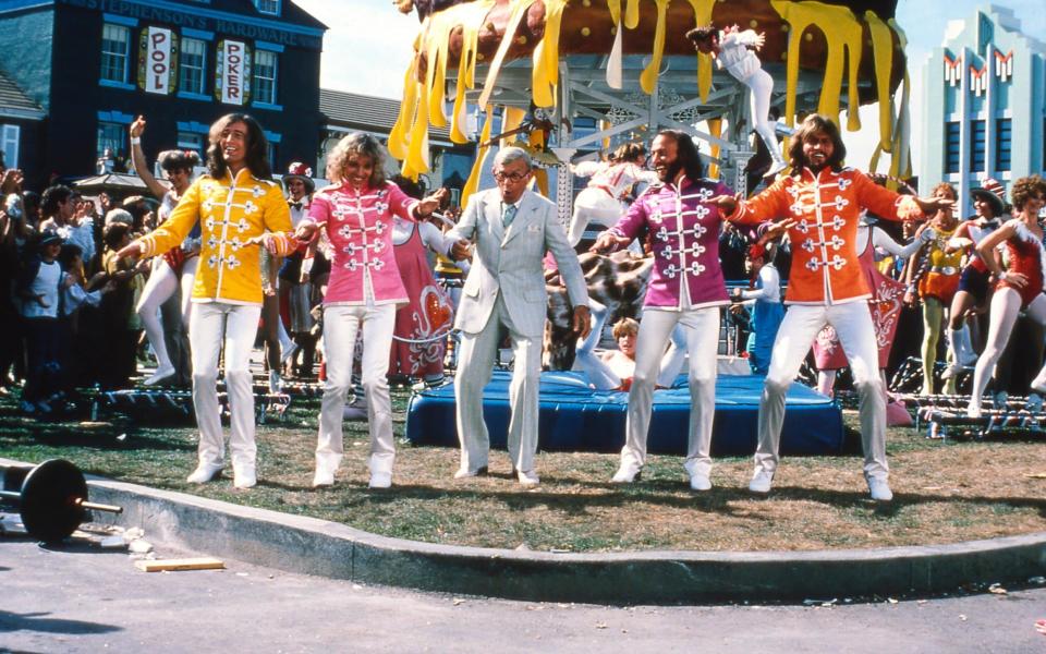 The Bee Gees with George Burns on the set of Sgt. Pepper's Lonely Hearts Club Band - Alamy