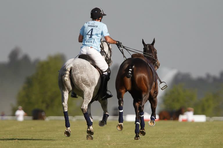 Alejo Taranco se lleva el caballo de un compañero caído; no pasó nada grave en Cría La Dolfina.