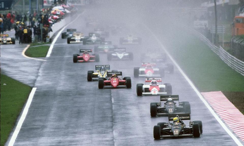 Ayrton Senna leads his Lotus-Renault teammate Elio De Angelis and the rest of the field in 1985.