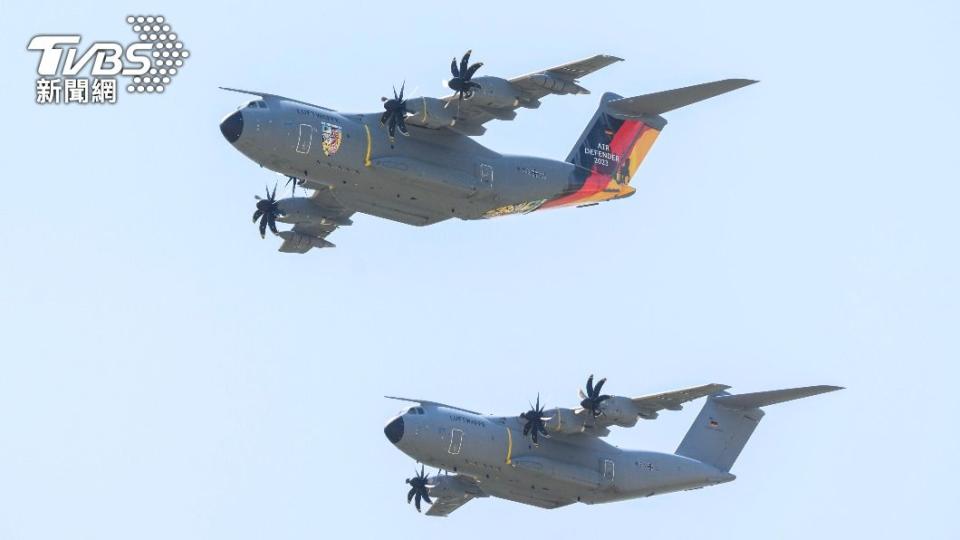  德國空軍的兩架A400M飛機，在德國文斯托夫的文斯托夫空軍基地上空進行「空中捍衛者23」演習。（圖／達志影像美聯社）