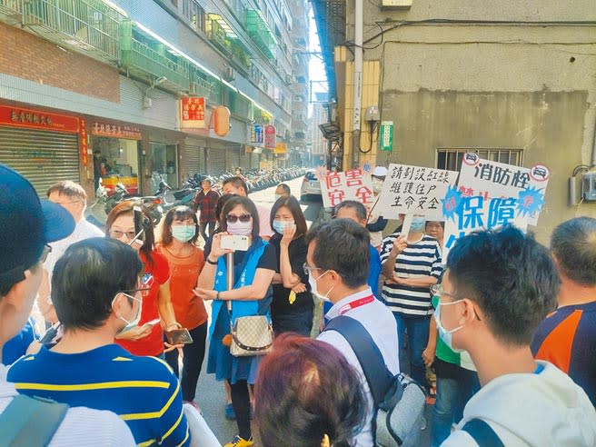 八德區中華北街路幅狹小，夜間兩側停滿車輛，住在內部桃園區國強二街居民，19日會勘，希望公部門重視民眾安全。（賴佑維攝）