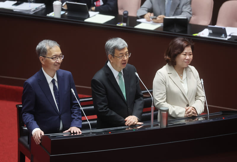 陳建仁率薛瑞元、許銘春立院備詢 立法院26日進行施政總質詢，行政院長陳建仁 （中）、衛福部長薛瑞元（左）、勞動部長許銘春 （右）出席備詢。 中央社記者裴禛攝  113年3月26日 