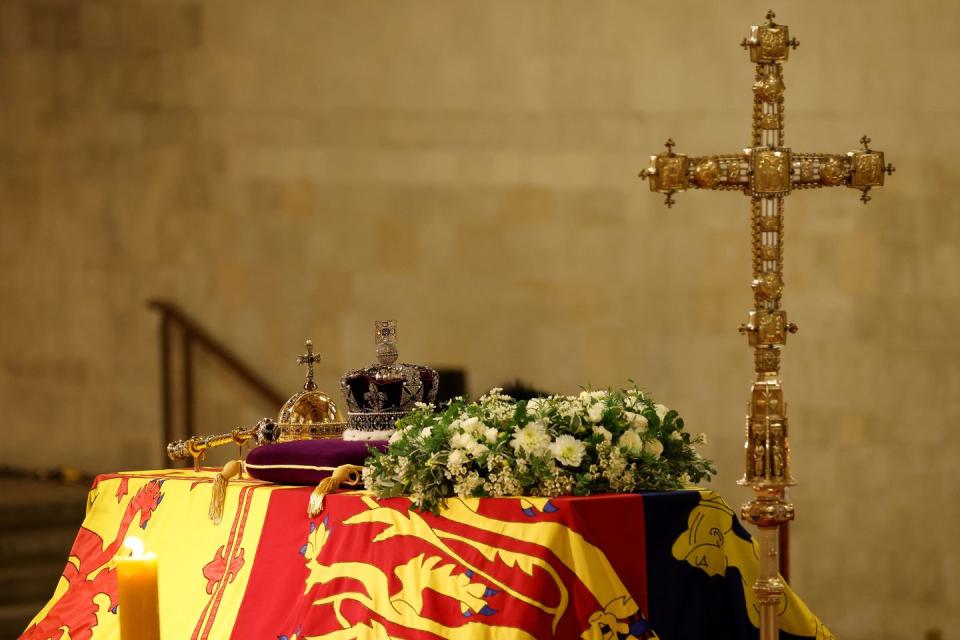 the royal standard flag on coffin of queen elizabeth ii