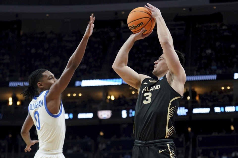 Oakland's Jack Gohlke (3) shoots a 3-pointer over Kentucky's Rob Dillingham (0) during the first half of a college basketball game in the first round of the men's NCAA Tournament on Thursday, March 21, 2024, in Pittsburgh. (AP Photo/Matt Freed)