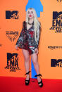 La ganadora del MTV al Mejor Push escogió un diseño metalizado de Bao Tranchi muy poco favorecedor. (Foto: Ian West / Getty Images)