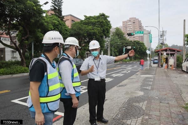 增設國一南下汐止匝道康寧街第二期拓寬工程將動工，圖為工務局長詹榮鋒（右）與養工處長馮兆麟（左）前往康寧街二期工程視察。（圖:新北養工處提供）