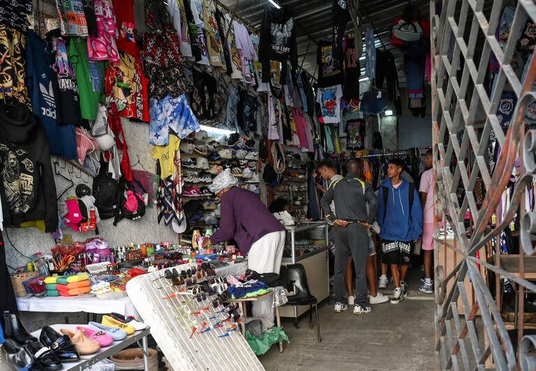 Cubanos compran productos en una tienda privada de ropa y artículos de tocador en La Habana (YAMIL LAGE / AFP)