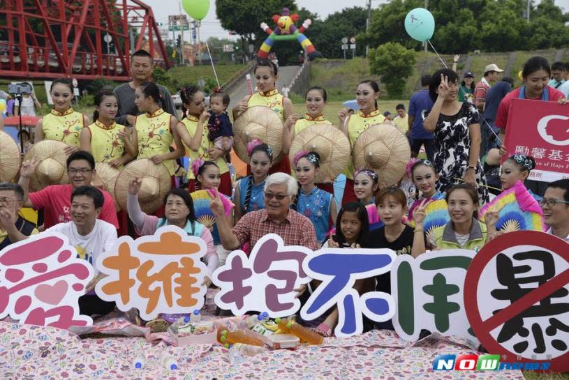 「愛擁抱 不用暴~一起野餐趣」在西螺大橋西側高灘草地熱烈展開。（圖／記者蘇榮泉翻攝，2017.07.22）